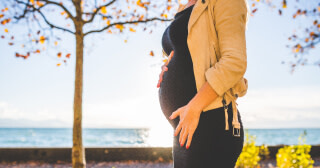 Gravid kvinna i höstlandskap